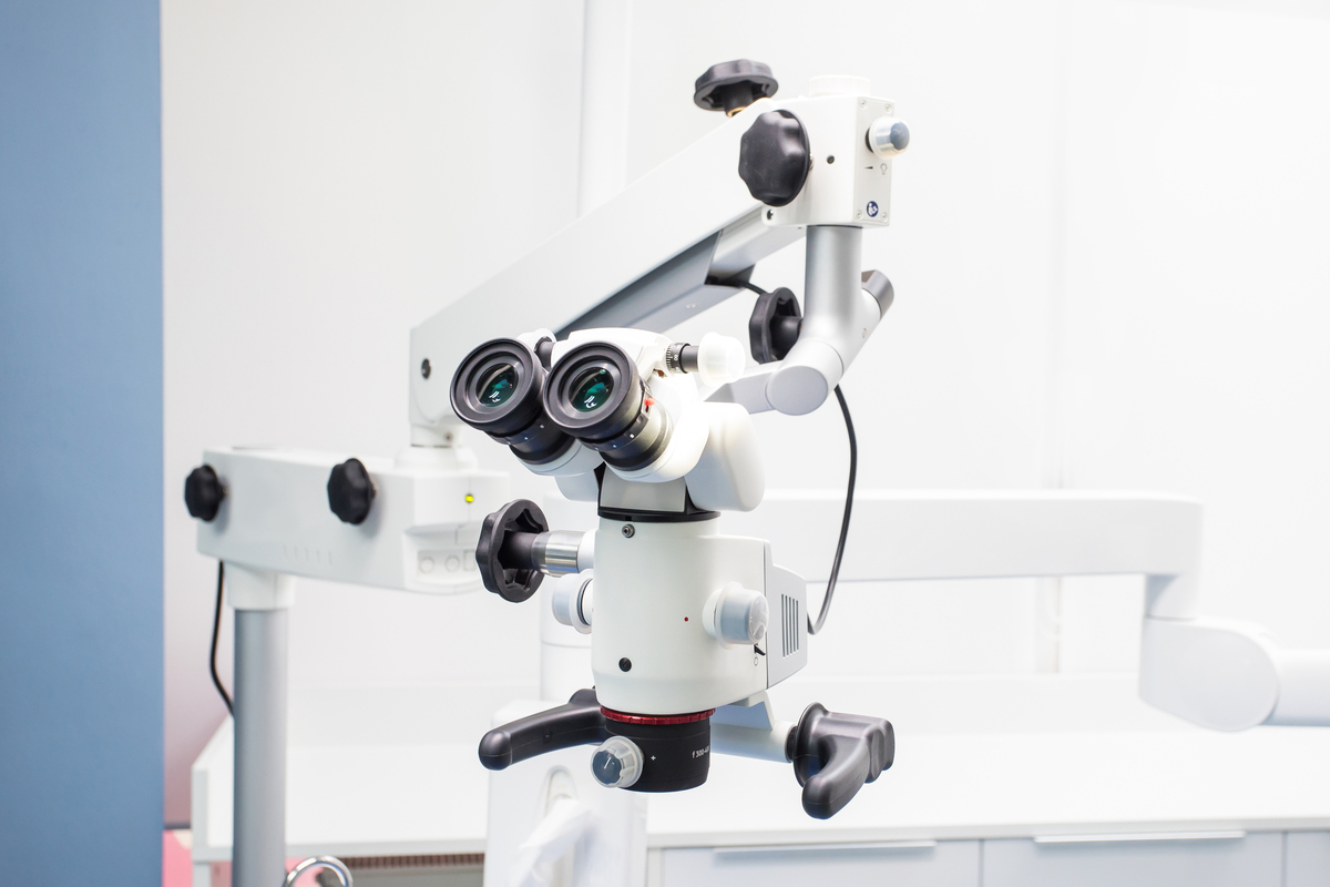 高倍率拡大鏡とマイクロスコープによる精密診療