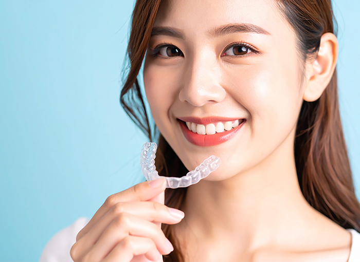 透明で目立たないマウスピース矯正