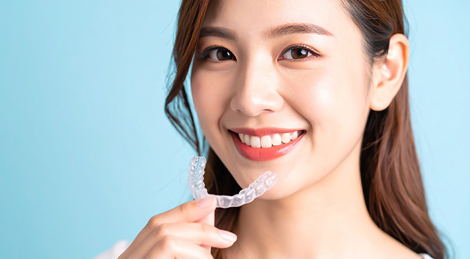 透明で目立たないマウスピース矯正